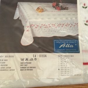 Tablecloth White with Red Flowers